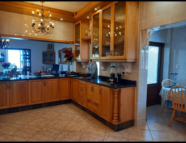 9 BEDROOM HOUSE FOR SALE IN UMTENTWENI